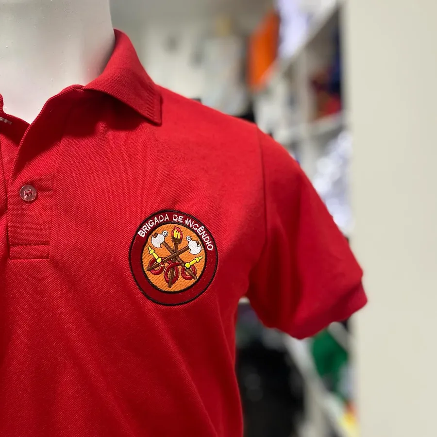 Polo vermelha de brigada de emergência com bordado