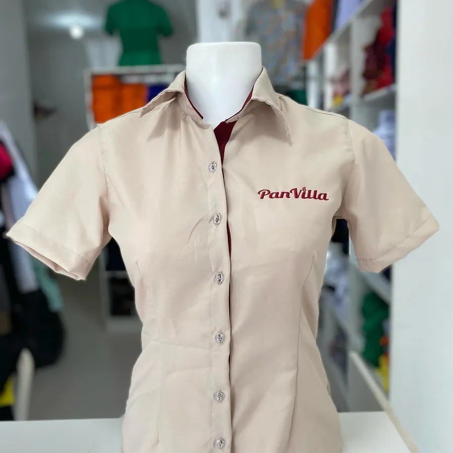 Camisa social feminina em tom areia com bordado PanVilla